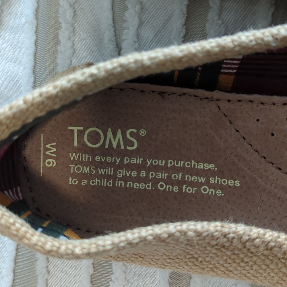 TOMS NWOT Size 6 Tan Classic Natural Burlap Canvas Slip-On Flat Shoes - Picture 2 of 8